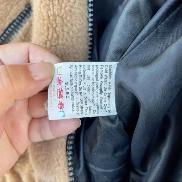 Nils Resort Collection Beige & Black Fleece
Vest Cinch Waist Apres small - Picture 10 of 10